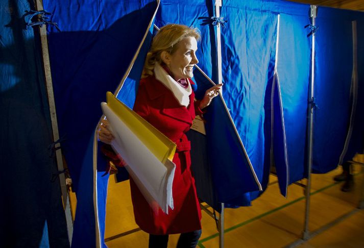 Helle Thorning Schmitt, foringi Jafnaðarmanna í kjörklefanum í gær.