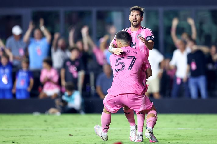 Marcelo Weigandt þakkar Lionel Messi fyrir stoðsendinguna.