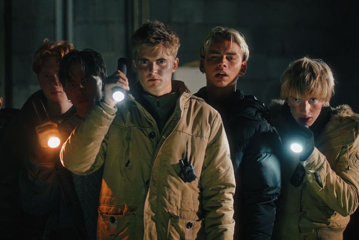 Poppstjörnurnar úr Tónhyl akademíu eru að leika í væntanlegri kvikmynd sem ber heitið Undir ísnum.