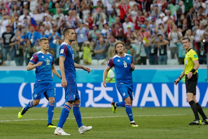 Gylfi Þór Sigurðsson eftir að hann brenndi af vítaspyrnu sinni í dag.