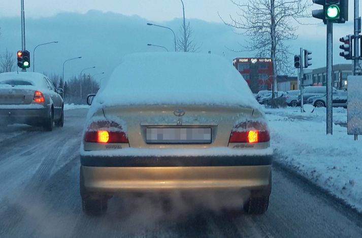 Hægt er að sekta ökumenn sem skafa ekki nægilega af rúðum eða ljósum bíla sinna.