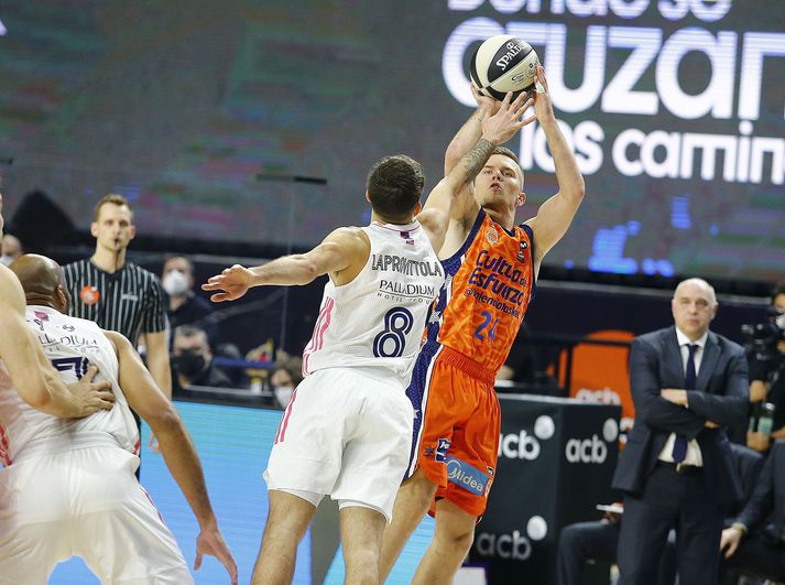 Martin Hermannsson og félagar í Valencia taka á móti Monbus Obradoiro í spænska körfuboltanum í dag.