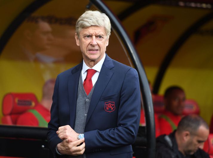 Wenger horfir áhyggjufullur af hliðarlínunni í gær.