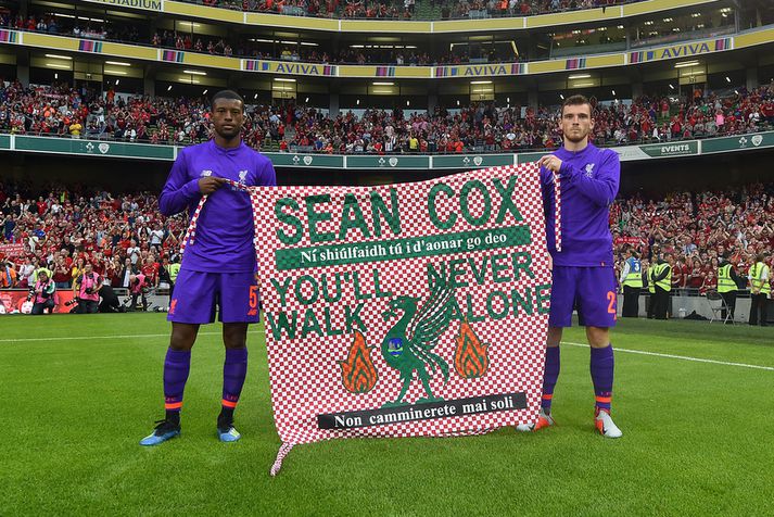 Andy Robertson og Georginio Wijnaldum með fána til stuðnings Sean Cox.