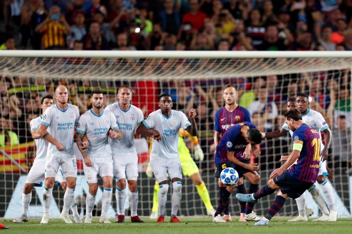 Lionel Messi skorar fyrsta markið úr aukaspyrnu.