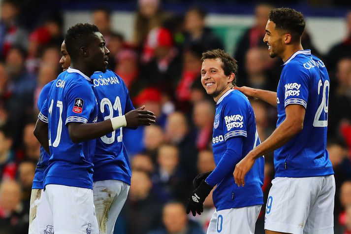 Leikmenn Everton fagna marki Bernard.