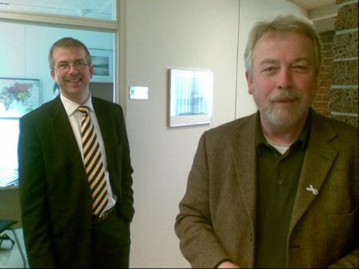Formaður Eflingar og forstjóri Granda gáfu sér tíma til að brosa í átt að myndatökumanni þrátt fyrir annríki við fundarhöld. Mynd/ Sigurjón.