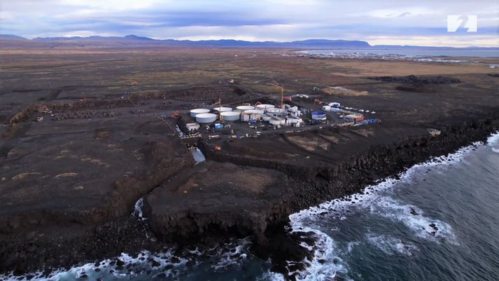 Laxeldisstöð Landeldis hf. rís skammt vestan við byggðina í Þorlákshöfn.