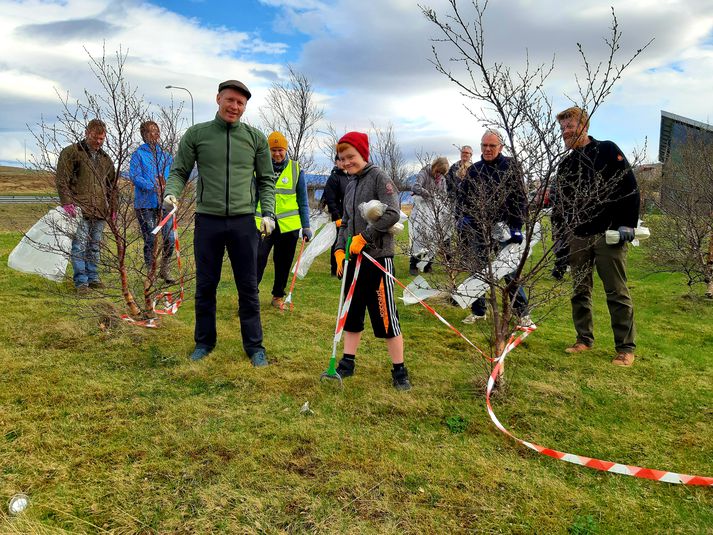 Guðmundur Ingi Guðbrandsson umhverfisráðherra var mættur að plokka við Vesturlandsveg ásamt vöskum plokkurum.