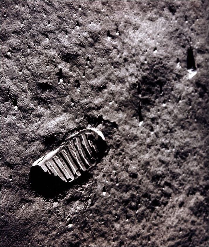 Bandaríkjamennirnir Neil Armstrong og Buzz Aldrin eyddu einum degi á yfirborði tunglsins. Tíu landar þeirra fylgdu á eftir næstu þrjú árin, en í 40 ár hefur enginn stigið þar fæti, en vel má merkja ummerki vegna dvalar manna á tunglinu.