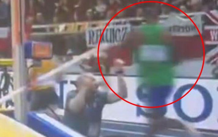 Jose Fernando Ferreira fær stöngina í sig.