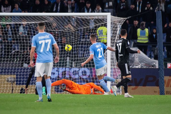 Boltinn syngur í netinu efti skot Sergej Milinkovic-Savic. 