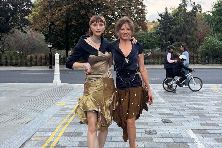 Sól Hansdóttir og Dorrit Moussaieff glæsilegar í hönnun Sólar á tískuviku í London.