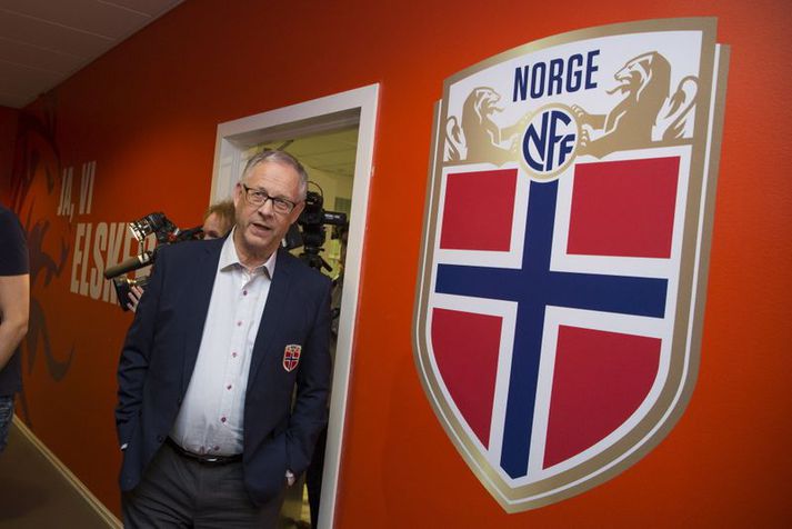 Lars Lagerbäck er búinn að skipta úr íslensku fánalitunum í þá norsku.