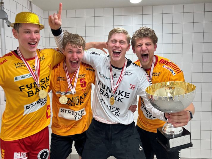 Viktor Gísli fagnar titlinum með liðsfélögum sínum.