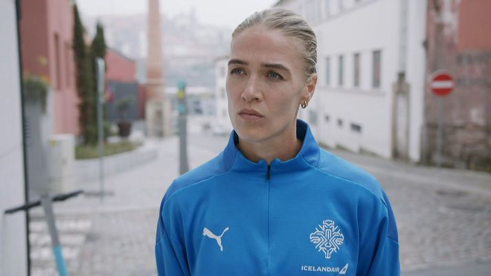 Dagný Brynjarsdóttir við hótel íslenska landsliðsins í Porto í dag.