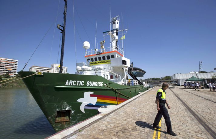 Hér er Arctic Sunrise í höfn á S-Spáni í júní síðastliðnum þegar Grænfriðungar tóku þátt í átakinu Umhverfið skiptir máli (The Environment Matters) í Sevilla. Í þessum mánuði hefur skipið skráð framferði olíufyrirtækja við hljóðsprengjuleit að olíu við norðurskautið.