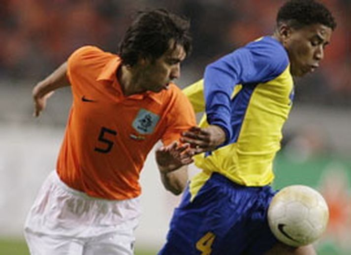 Ulises De La Cruz  í baráttunni við Giovanni van Bronckhorst