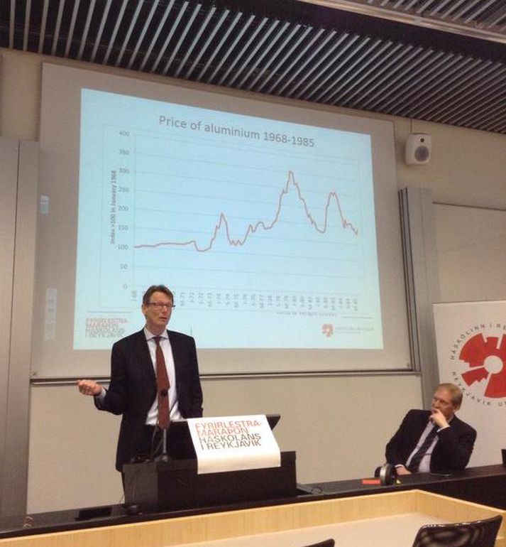 Hér má sjá Friðrik Má tala vangaveltur um sölu á sameiginlegum náttúruauðlindum þjóðarinnar og Ari Kristinn rektor er tímavörður.