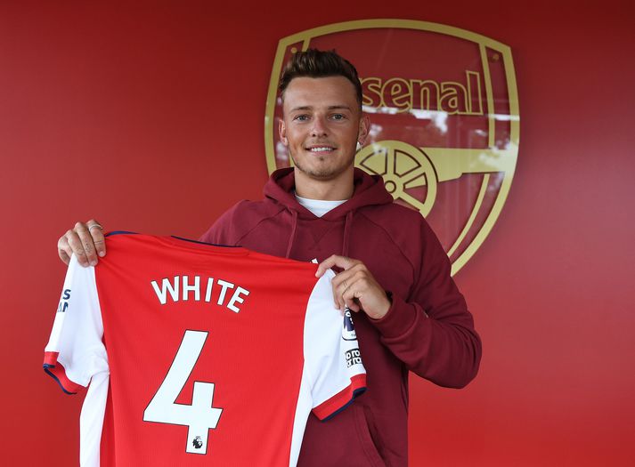 Ben White með Arsenal-treyjuna.