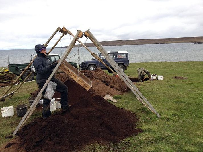 Fornleifafræðingar grafa í öskuhaug í Hjálmarsvík í Svalbarðstungu.