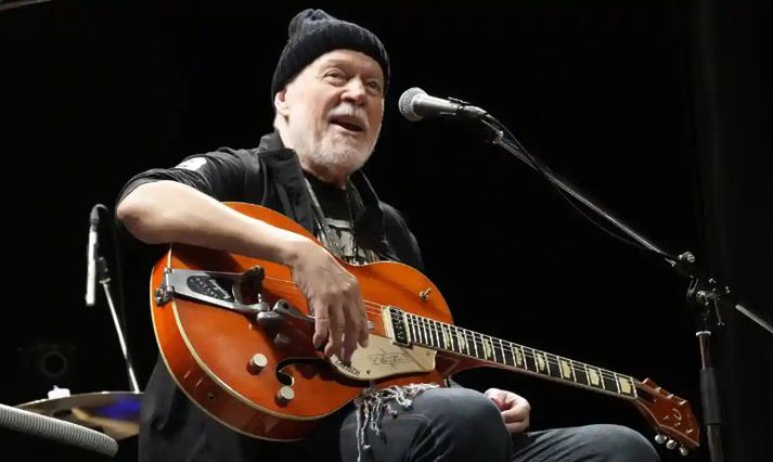 Randy Bachmann hélt tónleika með gítarnum í Tokyo, borginni sem gítarinn fannst loks í.