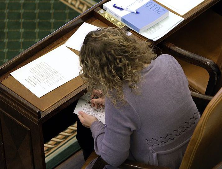 Margrét Tryggvadóttir, alþingismaður úr Hreyfingunni, fékkst við Sudoku-talnaþrautir þegar fjárlagafrumvarpið var rætt í þingsalnum í gær.