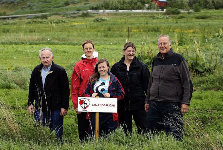 Sjálfboðaliðar Fjölskylduhjálpar Íslands við 1.000 fermetra kartöflugarða í Skammadal. Skjólstæðingar stofnunarinnar fá að njóta uppskerunnar í haust.