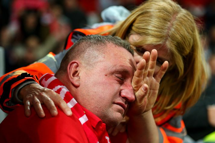 Þessi stuðningsmaður Liverpool tók tapinu í Barcelona illa. Hann tengist fréttinni þó ekki neitt og gat tekið gleði sína eftir 4-0 sigur á Anfield viku síðar.