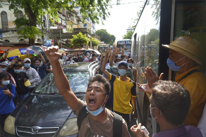 Mótmælt í Yangon.