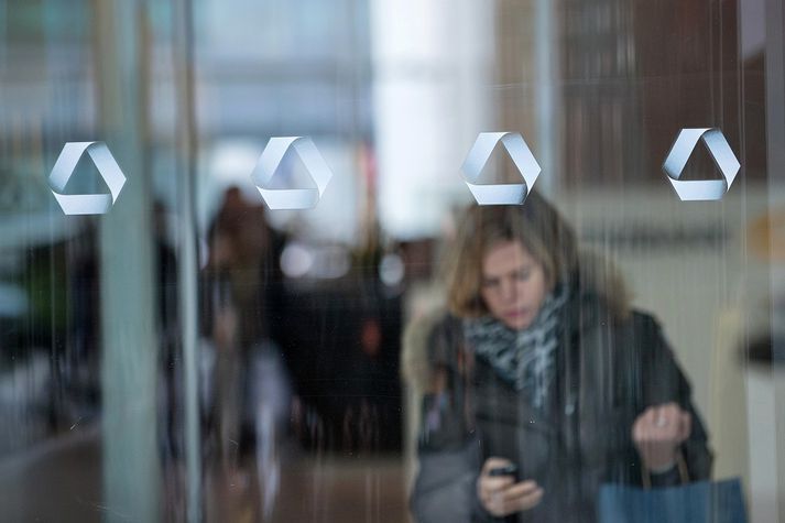 Rétt er að taka fram að myndin sýnir þýska hurð og konu sem tengjast fréttinni ekki. Myndinni fylgdu ekki upplýsingar um hvort konan hefði komist klakklaust framhjá hurðinni.