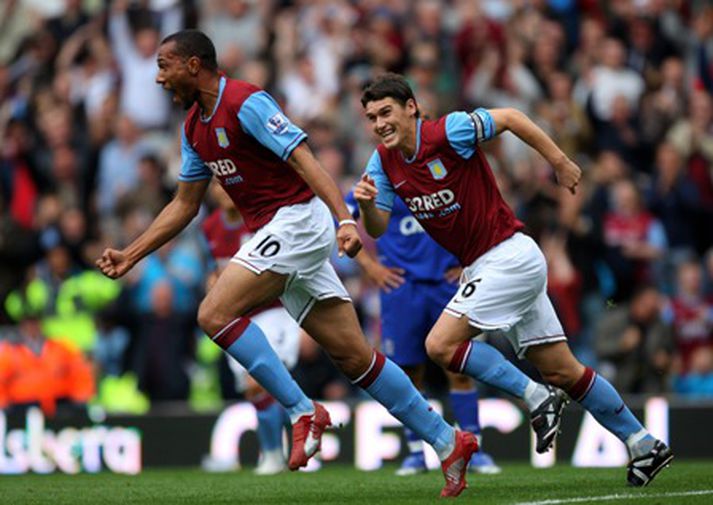 John Carew og Gareth Barry fagna marki þess fyrrnefnda í dag.