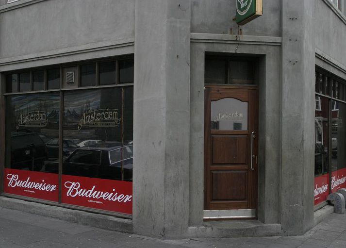 Báðar árásirnar áttu sér stað á Kaffi Amsterdam í Austurstræti, að því er segir í ákærunni.