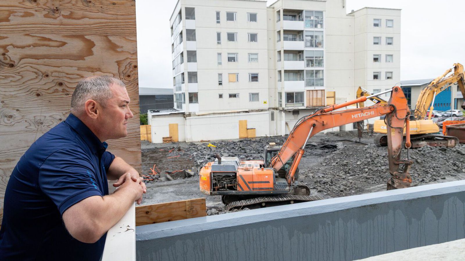 Viðarplata eina út­sýnið og há­vaði frá morgni til kvölds