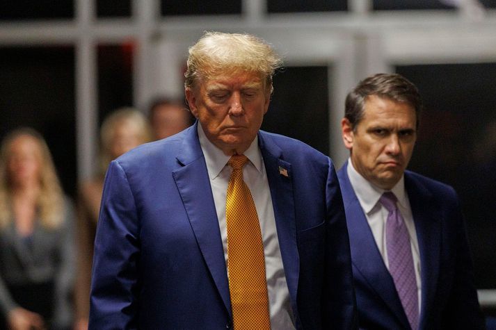 Donald Trump og lögmaður hans Todd Blanche eftir réttarhöld í New York í gær.