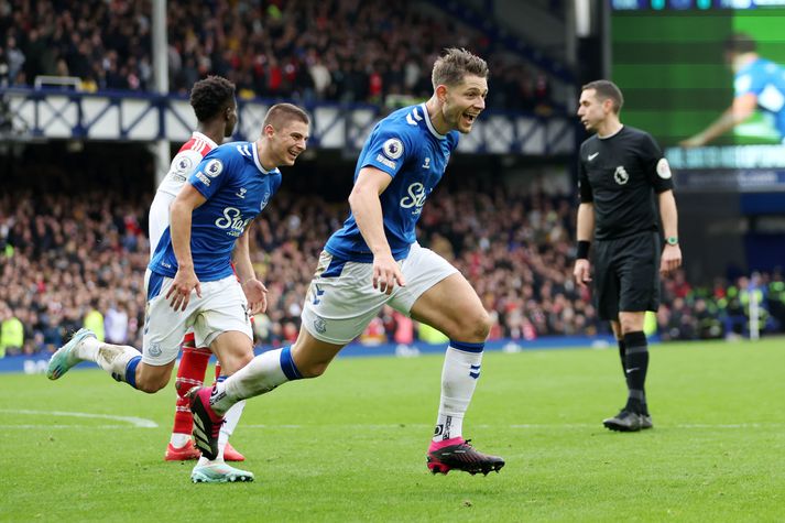 James Tarkowski fagnar hér sigurmarki sínu gegn Arsenal í dag.