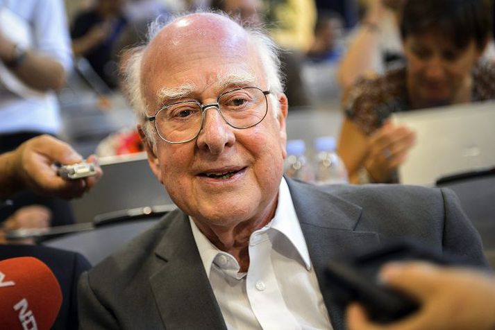 Peter Higgs fylgdist með af áhuga.
Higgs-bóseindin er nefnd eftir þessum breska vísindamanni.