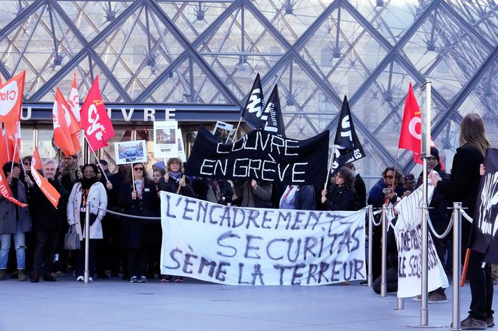 Hluti starfsmanna Louvre í verkfalli í morgun.