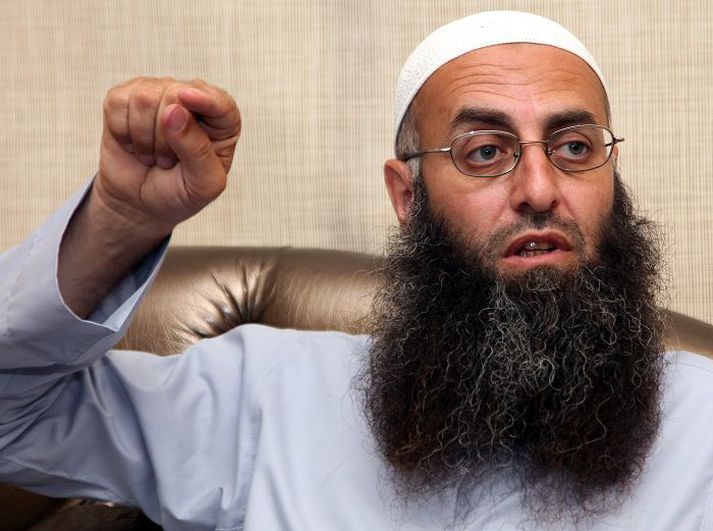 Gagnrýnir opinskátt Hezbollah-samtökin fyrir stuðning við Assad Sýrlandsforseta.