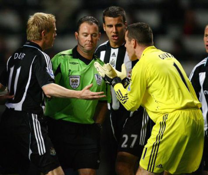 Leikmenn Newcastle mótmæla eftir að Rob Styles dæmdi vítaspyrnu og lyfti rauða spjaldinu snemma leiks.