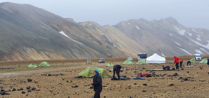 Í kring um áttatíu göngumenn höfðu tjaldað á tjaldsvæðinu við Landmannalaugar í nótt. Flestir eru komnir aftur til byggða.