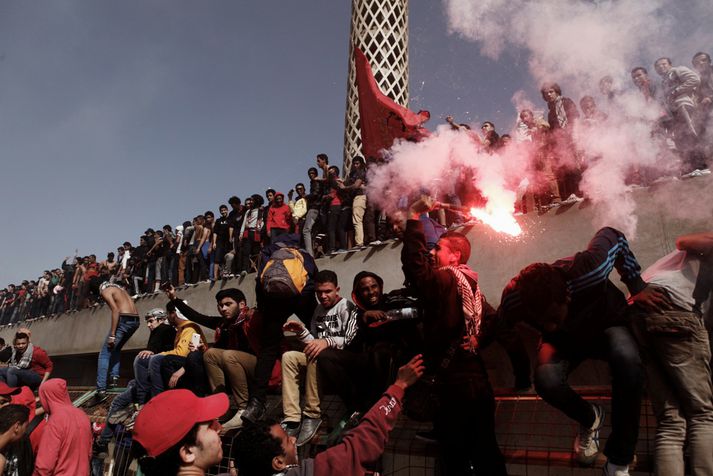 Stuðningsmenn Al  Ahly fagna dauðadómi yfir 21 stuðningsmanni liðs Al Masry í morgun.