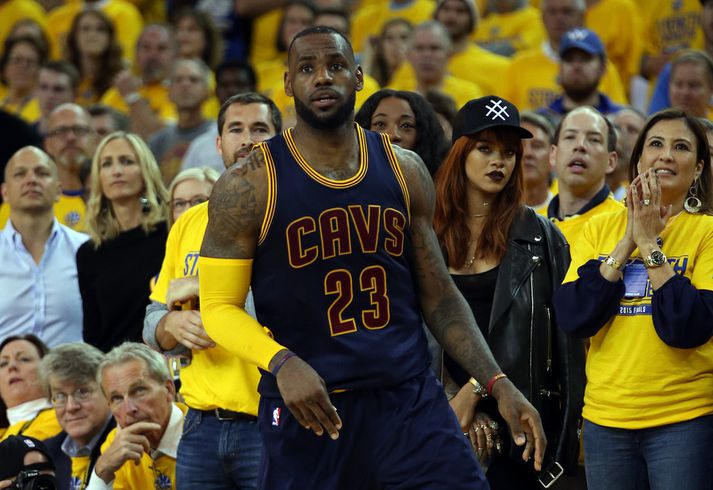Söngkonan Rihanna fylgist hér með LeBron James í leik