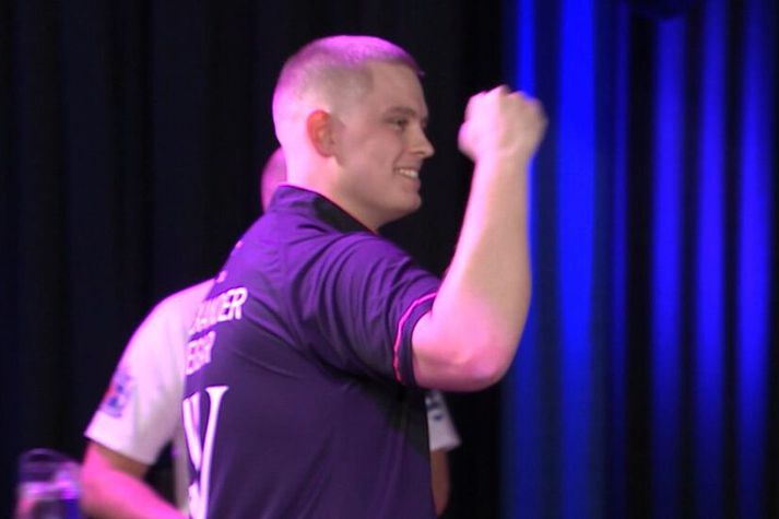 Alexander Veigar Þorvaldsson úr Pílufélagi Grindavíkur fagnar sigri og sæti í undanúrslitum úrvalsdeildarinnar í pílukasti.