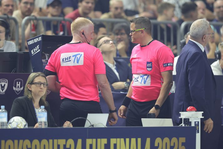 Anton og Jónas hafa komið víða við á sínum dómaraferli. Hér eru þeir að sinna dómgæslu á undanúrslitaleik Fusche Berlin og Nantes í Meistaradeild Evrópu á síðasta ári.