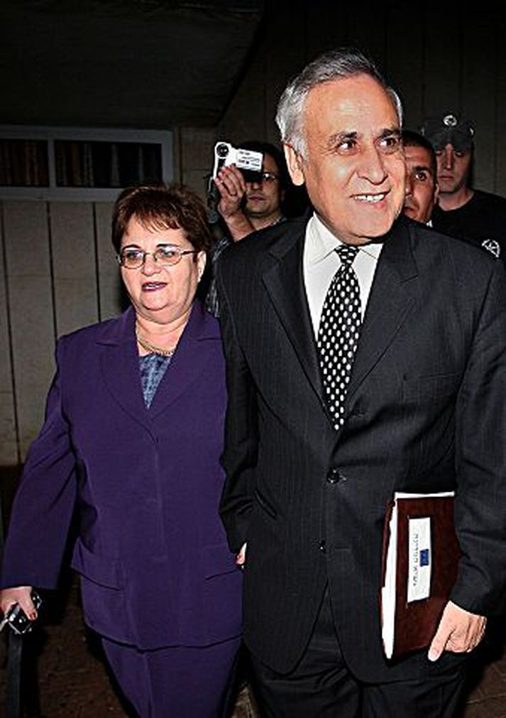 Moshe Katsav. Forseti Ísraels kemur ásamt eiginkonu sinni frá heimili dóttur þeirra, nokkru áður en hann ávarpaði þingið og bauðst til að víkja tímabundið úr embætti.