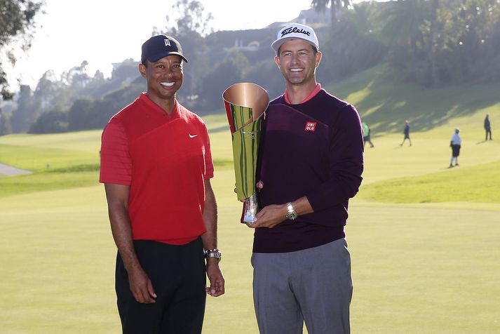 Adam Scott fagnar sigri á Genesis Invitational. Hér er hann með Tiger Woods sem endaði í neðsta sætið.