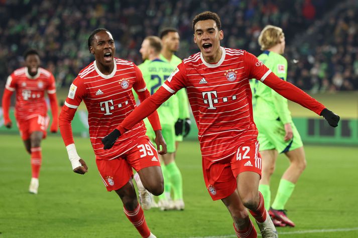 Jamal Musiala fagnar hér fjórða marki Bayern í dag.