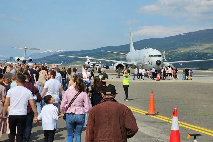 Mannfjöldi sótti flugsýninguna á Akureyrarflugvelli í fyrra.
