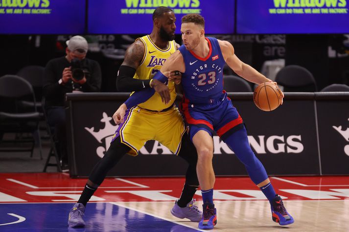 Blake Griffin sækir á LeBron James í leik Detroit Pistons og Los Angeles Lakers.